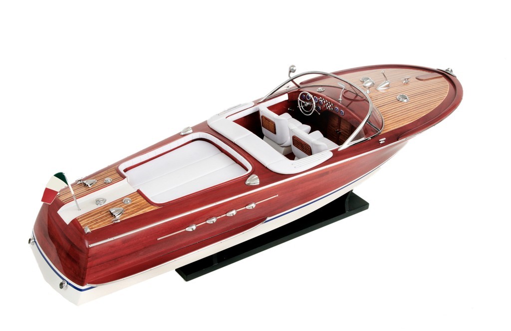 Riva Aquarama, the most famous of Carlo Riva’s designs and the undisputed flagship of the marque, just smaller. © MIAA
